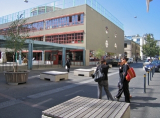 Genève, Pâquis, rue du Môle : Une zone de rencontre pionnière à Genève, qui a depuis fait largement ses preuves en contribuant à dynamiser la vie de quartier.